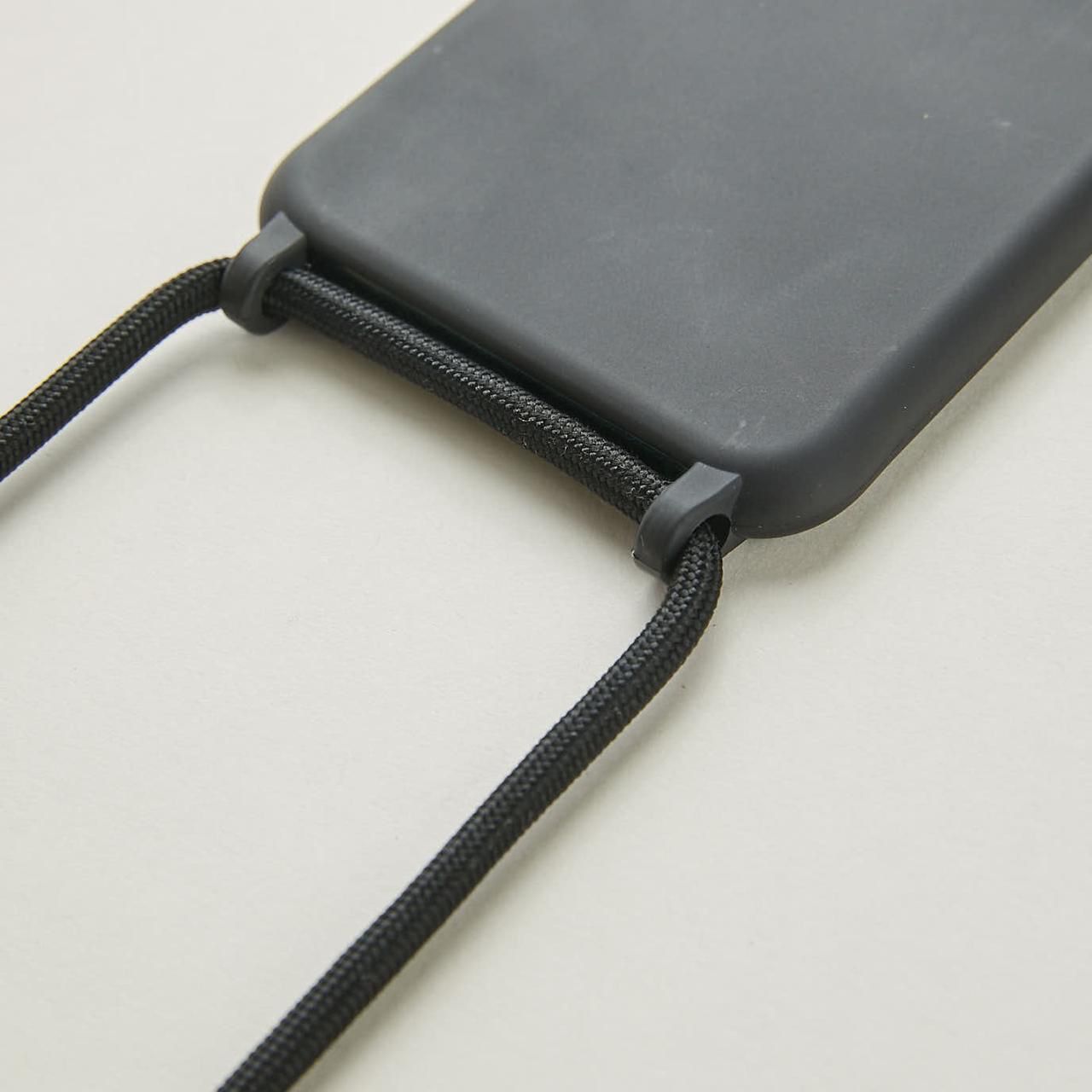 Carcasa Negra con Cordón